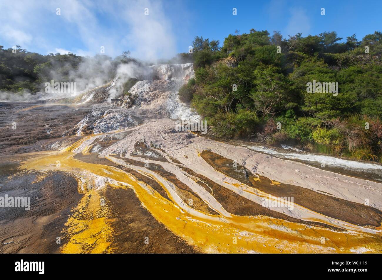 Cascade arc-en-ciel et terrasse, dans la vapeur chaude caverne Orakei Korako Thermal et parc, zone géothermique, Hidden Valley, au nord, la zone volcanique de Taupo Banque D'Images