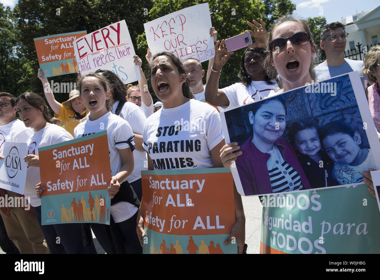 Militant de l'Immigration protester contre l'Administration d'Atout immigrante illégale du plan de déportation à la Maison Blanche à Washington, D.C., le 1 juin 2017. Photo par Kevin Dietsch/UPI Banque D'Images