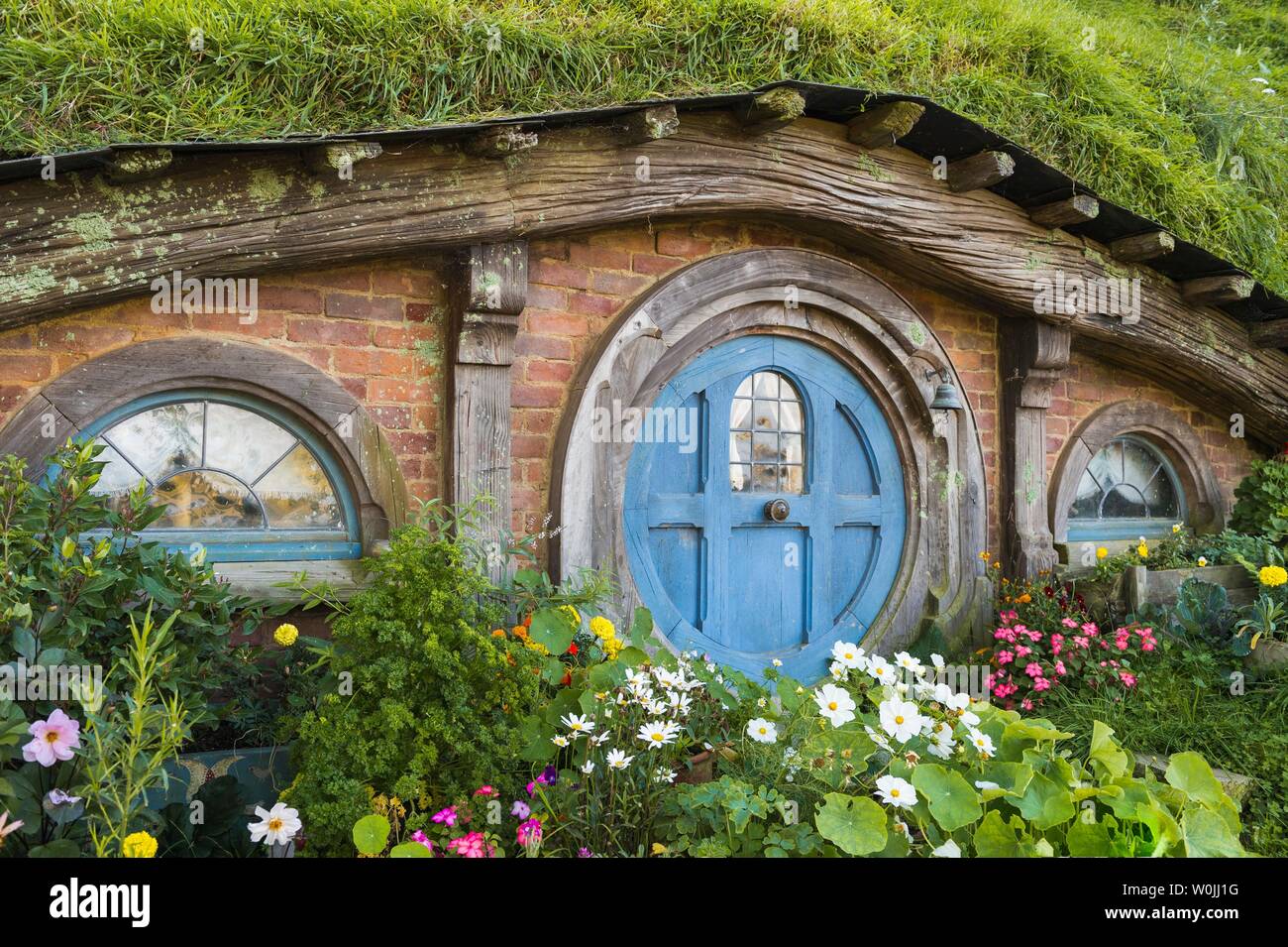 Hobbit Cave avec porte bleue, Hobbiton de Shire, emplacement pour le Seigneur des Anneaux et Le Hobbit Matamata, Waikato, Nouvelle-Zélande, île du Nord Banque D'Images