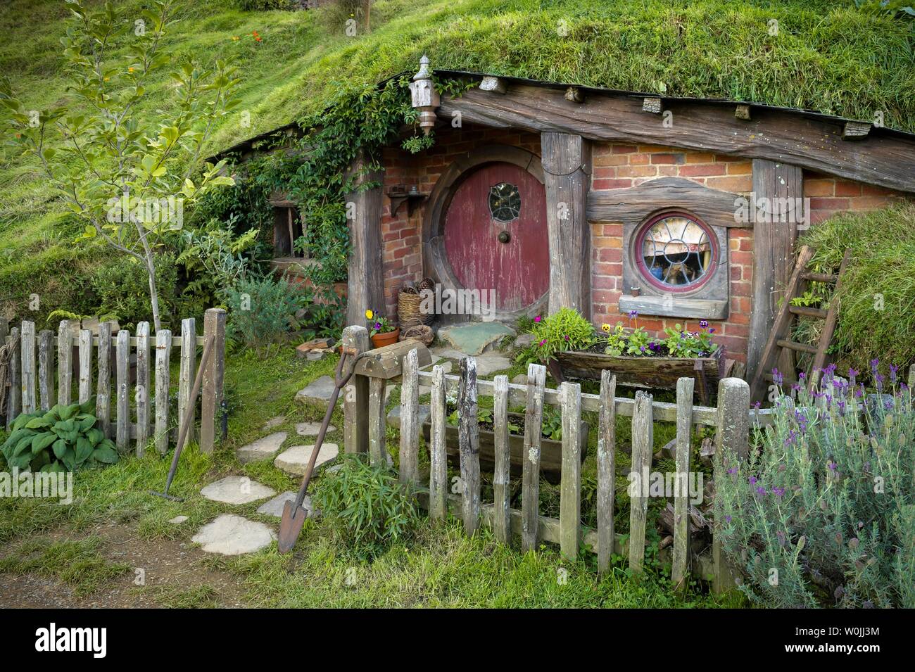 Hobbit Cave avec porte rouge, Hobbiton de Shire, emplacement pour le Seigneur des Anneaux et Le Hobbit Matamata, Waikato, Nouvelle-Zélande, île du Nord Banque D'Images