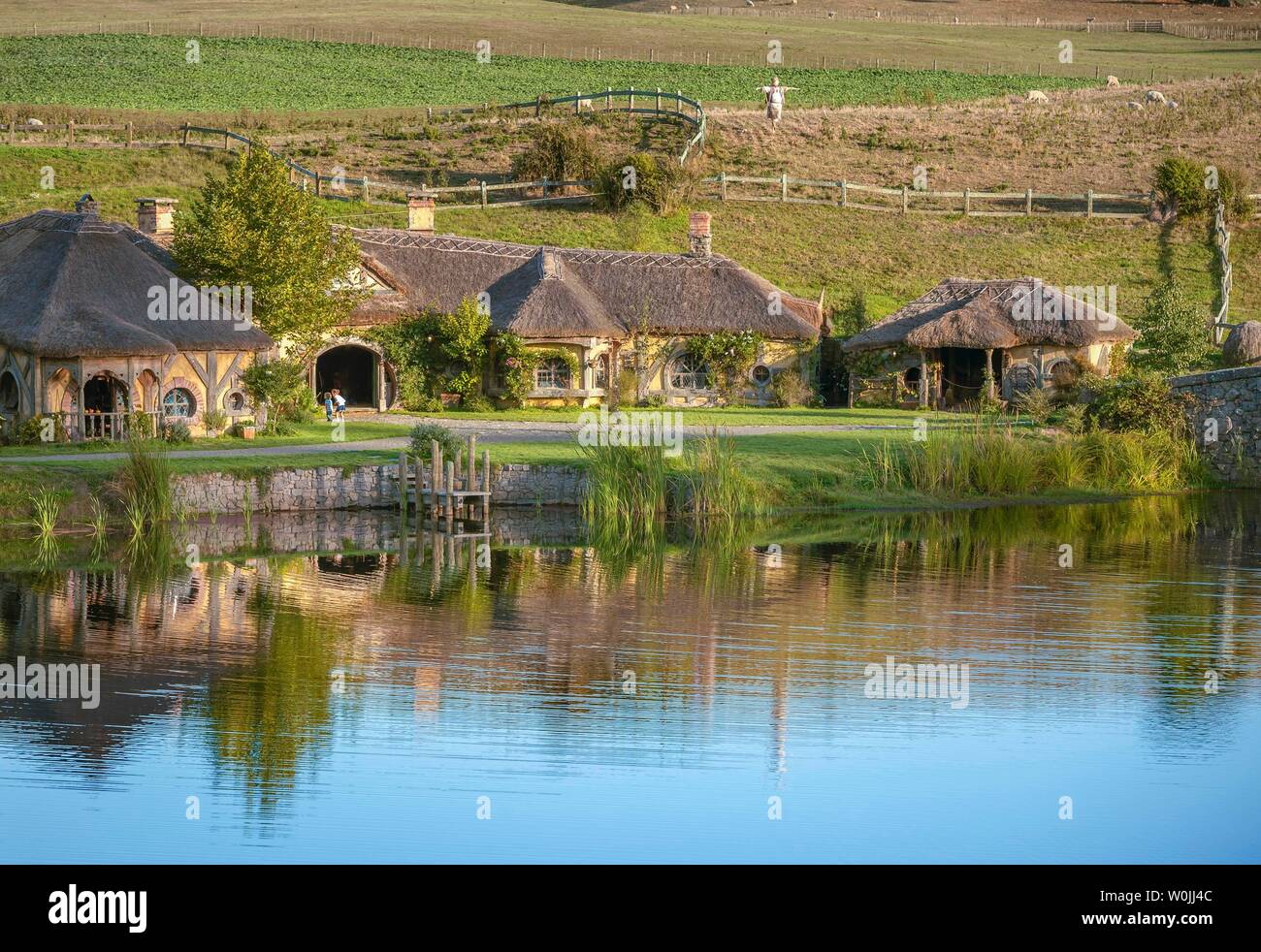 Bar Le Green Dragon Inn au lac, Hobbiton de Shire, lieu de tournage pour le Seigneur des Anneaux et Le Hobbit Matamata, Waikato, île du Nord Banque D'Images