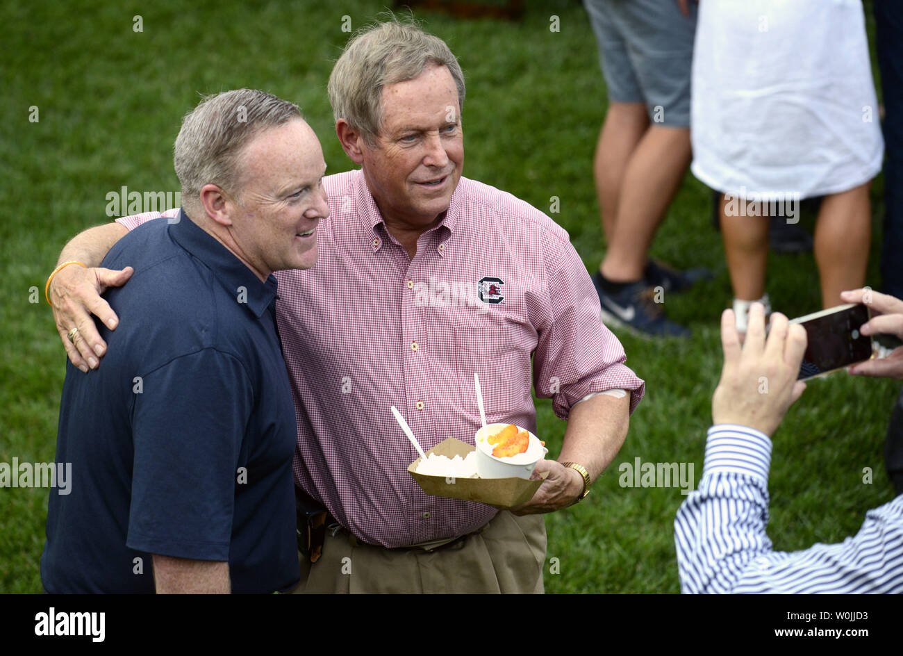 Rempl. Joe Wilson de Caroline Douth (R) embrasse Secrétaire de presse de la Maison Blanche Sean Spicer au pique-nique organisé par le président du Congrès Trump à la Maison Blanche, le 22 juin 2017, à Washington, DC. Le thème est 'Pique-nique dans le parc", inspirée d'une soirée d'été dans Central Park, New York City pour les membres du Congrès et à leurs familles. Photo de Mike Theiler/UPI Banque D'Images