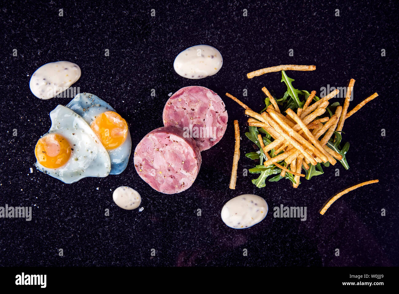 'Jambon, œufs et des frites' jarret terrine aux oeufs de caille frit et frites de corde de chaussure Banque D'Images