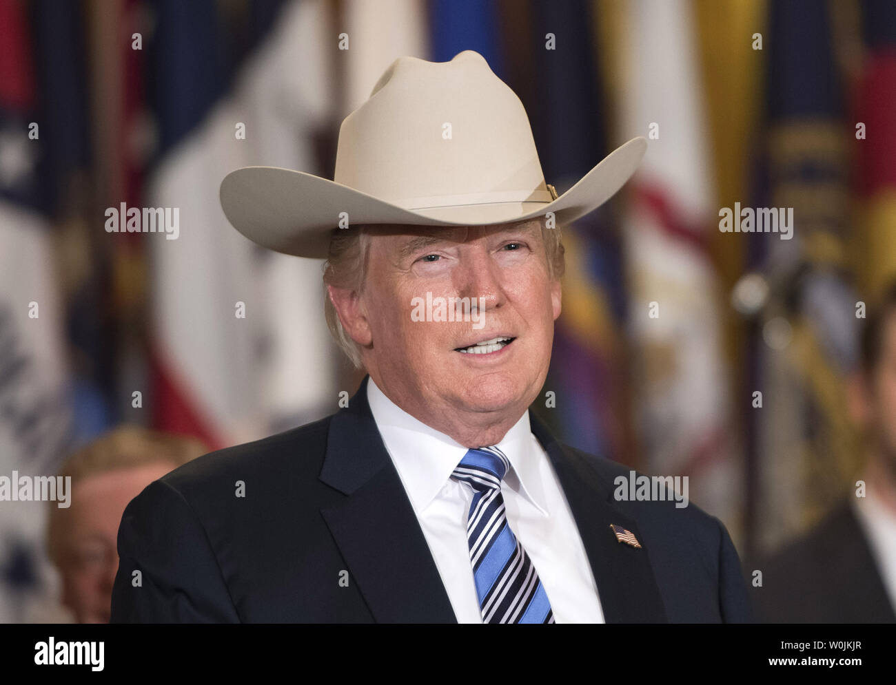 Le président Donald Trump porte un chapeau de cowboy Stetson fabriqué en  Amérique au cours d'une présentation du produit sur le jour de l'Amérique à  la Maison Blanche, à Washington, D.C. le