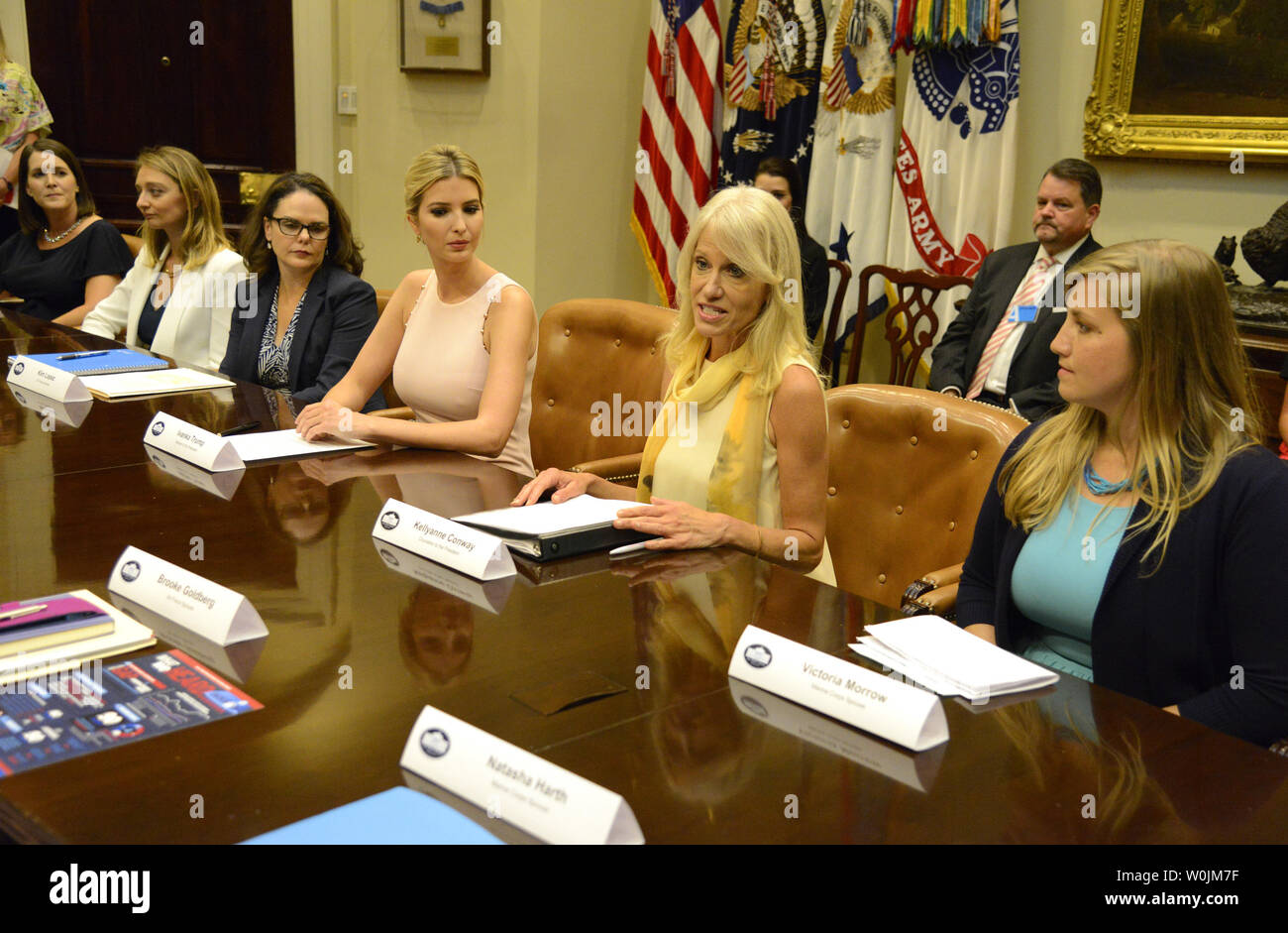 Conseiller de la Maison Blanche Kellyanne Conway (C) permet d'ouvrir les commentaires comme Ivanka Trump (4e, L) écoute, ils participent à une séance d'écoute avec les conjoints de militaires, à la Maison Blanche, le 2 août 2017, à Washington, DC. L'atout de l'administration travaille avec le ministère du Travail et de l'Administration de petite entreprise d'aider les conjoints à trouver du travail lorsque les conjoints sont déployés ou emplois perturbée par un déménagement dans une nouvelle installation. Photo de Mike Theiler/UPI Banque D'Images