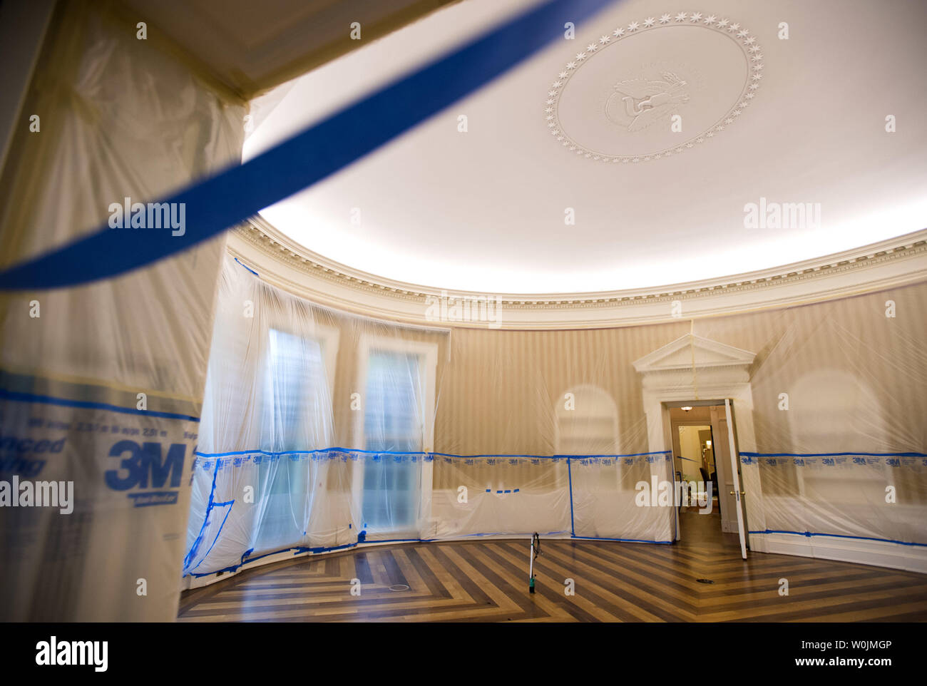 Le Bureau ovale est vu vidé et couverts en plastique comme des rénovations sont en cours à la Maison Blanche, à Washington, D.C. le 11 août 2017. Alors que le président est d'Atout dans le New Jersey sur un 17-jours de vacances les travailleurs sont mise à jour et la réparation de l'Aile Ouest, y compris des réparations structurelles, et des améliorations du système de mise à niveau générique et cosmétique. Photo par Kevin Dietsch/UPI Banque D'Images