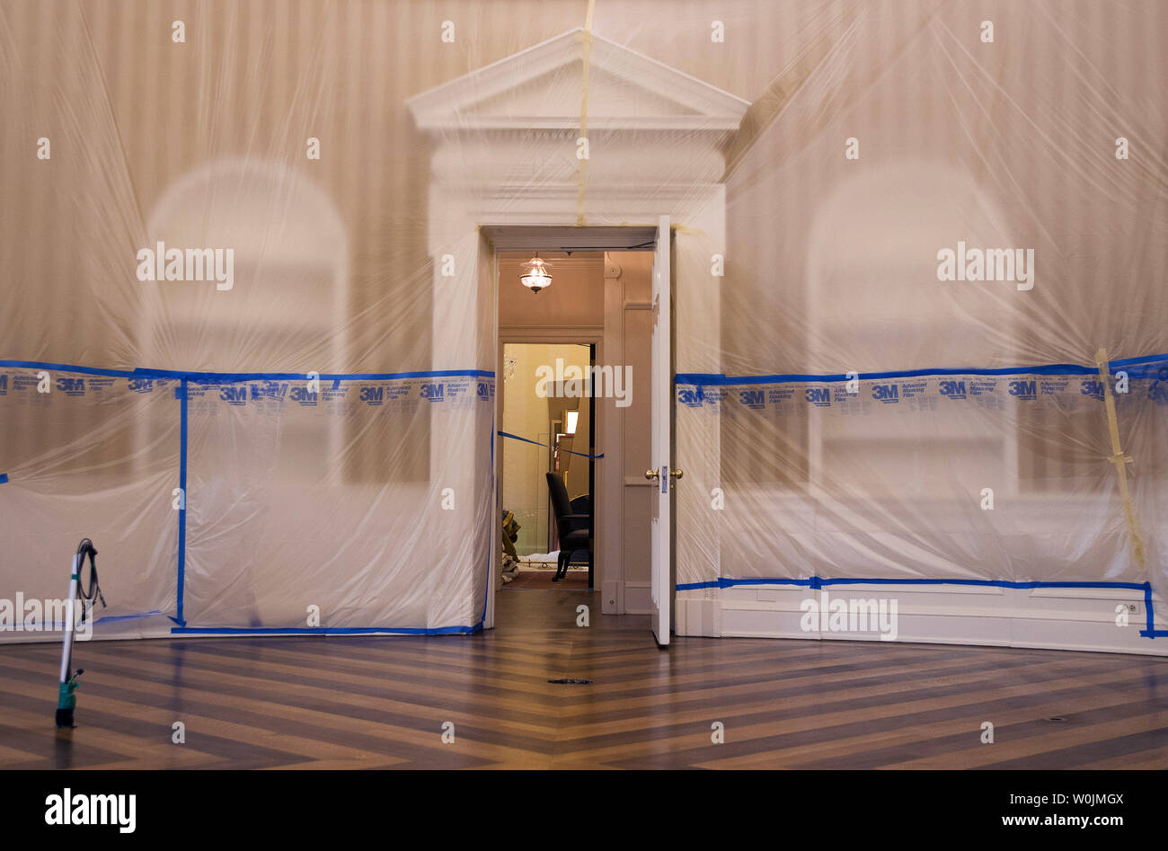 Le Bureau ovale est vu vidé et couverts en plastique comme des rénovations sont en cours à la Maison Blanche, à Washington, D.C. le 11 août 2017. Alors que le président est d'Atout dans le New Jersey sur un 17-jours de vacances les travailleurs sont mise à jour et la réparation de l'Aile Ouest, y compris des réparations structurelles, et des améliorations du système de mise à niveau générique et cosmétique. Photo par Kevin Dietsch/UPI Banque D'Images