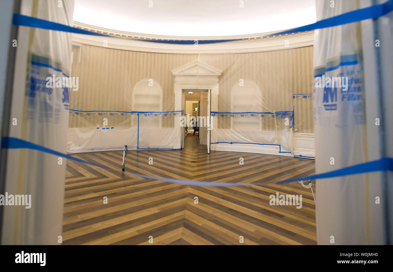 Le Bureau ovale est vu vidé et couverts en plastique comme des rénovations sont en cours à la Maison Blanche, à Washington, D.C. le 11 août 2017. Alors que le président est d'Atout dans le New Jersey sur un 17-jours de vacances les travailleurs sont mise à jour et la réparation de l'Aile Ouest, y compris des réparations structurelles, et des améliorations du système de mise à niveau générique et cosmétique. Photo par Kevin Dietsch/UPI Banque D'Images