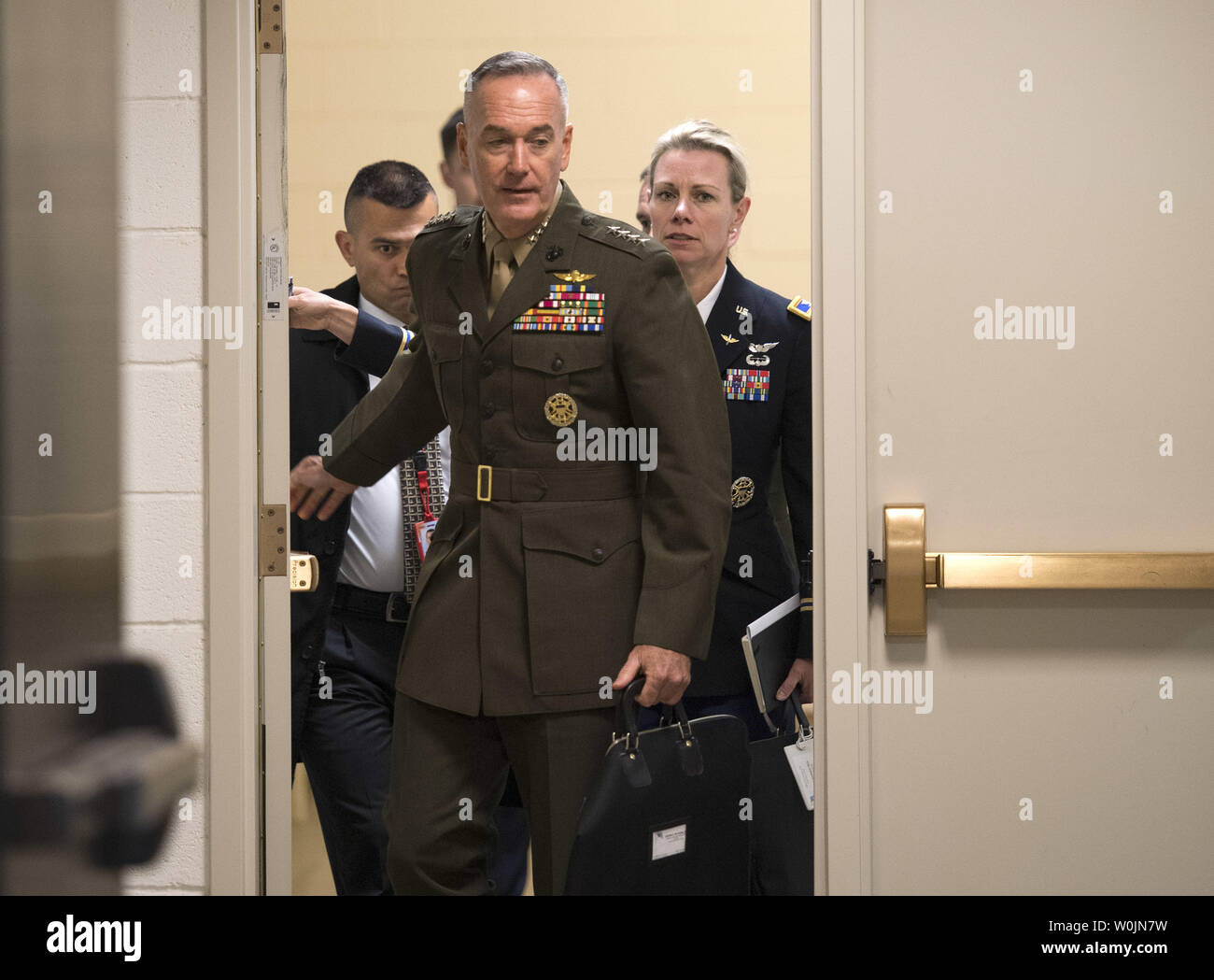 Chef de l'état-major général Joseph Dunford quitte une réunion d'information du Congrès sur la Corée du Nord et l'Afghanistan, sur le Capitole à Washington, D.C. le 6 septembre 2017. Photo par Kevin Dietsch/UPI Banque D'Images