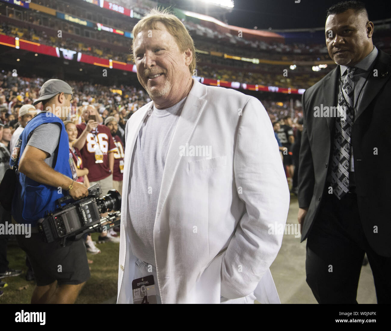 Oakland Raiders Propriétaire Mark Davis promenades sur le terrain avant les Raiders match contre les Redskins de Washington, à FedEx Field à Landover, Maryland le 24 septembre 2017. Photo par Kevin Dietsch/UPI Banque D'Images