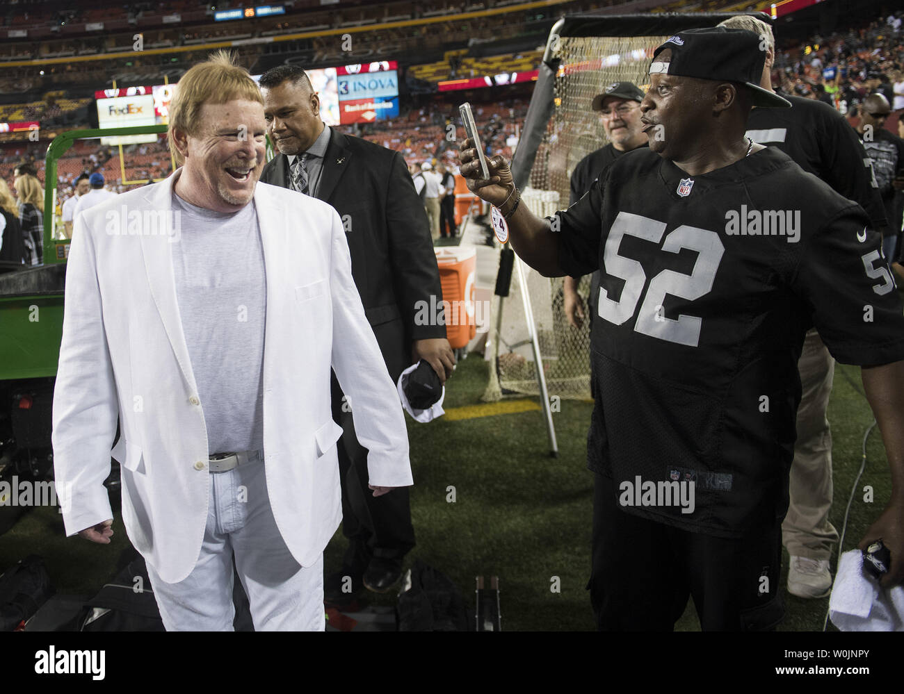 Oakland Raiders Propriétaire Mark Davis promenades sur le terrain avant les Raiders match contre les Redskins de Washington, à FedEx Field à Landover, Maryland le 24 septembre 2017. Photo par Kevin Dietsch/UPI Banque D'Images