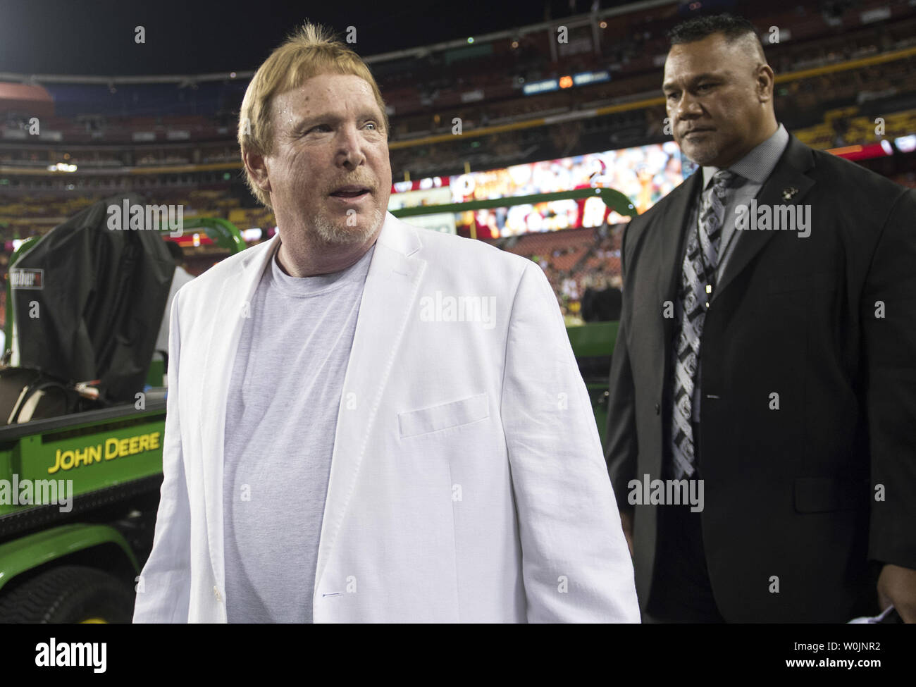 Oakland Raiders Propriétaire Mark Davis promenades sur le terrain avant les Raiders match contre les Redskins de Washington, à FedEx Field à Landover, Maryland le 24 septembre 2017. Photo par Kevin Dietsch/UPI Banque D'Images