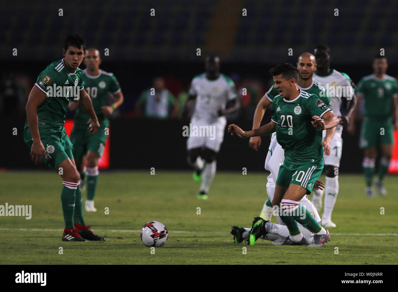 Le Caire, Égypte. 27 Juin, 2019. L'Algérie Youcef Atal (R) en action lors de la coupe d'Afrique des Nations 2019 groupe C match de football entre le Sénégal et l'Algérie au 30 juin Stade. Credit : Gehad Hamdy/dpa/Alamy Live News Banque D'Images
