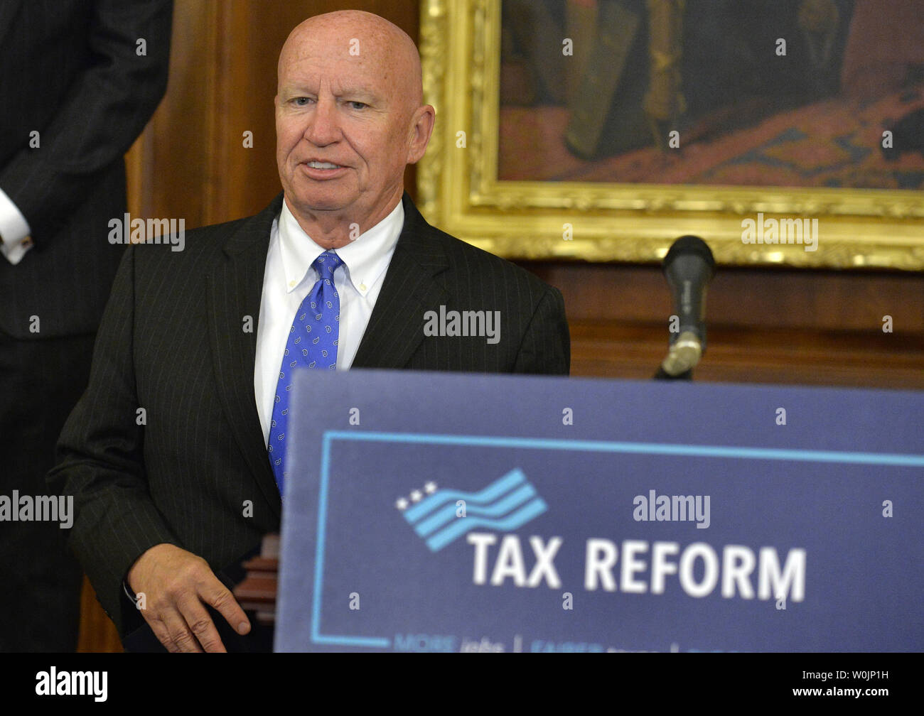 Voies et moyens Le Président Kevin Brady (Texas) arrive pour un Sénat républicain et de la Chambre du président présentation leadership Donald Trump, la réforme fiscale du 27 septembre 2017, sur la colline du Capitole, à Washington, D.C. Les Républicains sont l'appeler un 'cadre unifié pour la réforme fiscale historique'. Photo de Mike Theiler/UPI Banque D'Images
