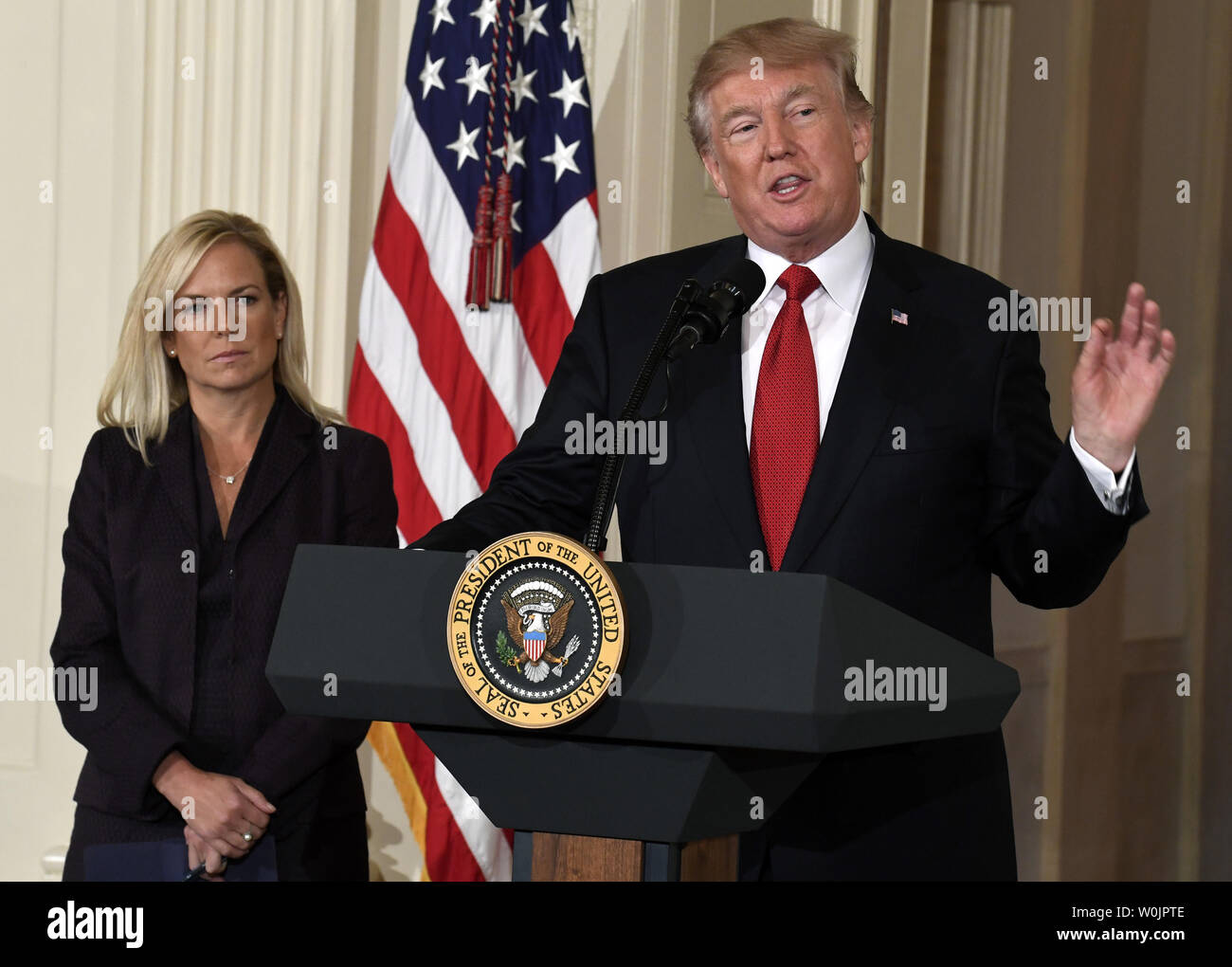 Le président Donald Trump fait les commentaires comme il annonce la nomination d'Kirstjen Nielsen en tant que nouveau secrétaire du département de la sécurité intérieure, dans la East Room de la Maison Blanche, le 12 octobre 2017, à Washington, DC. Nielsen, un expert de la cybersécurité, avait servi comme vice-chef d'état-major de la Maison Blanche. Photo de Mike Theiler/UPI Banque D'Images