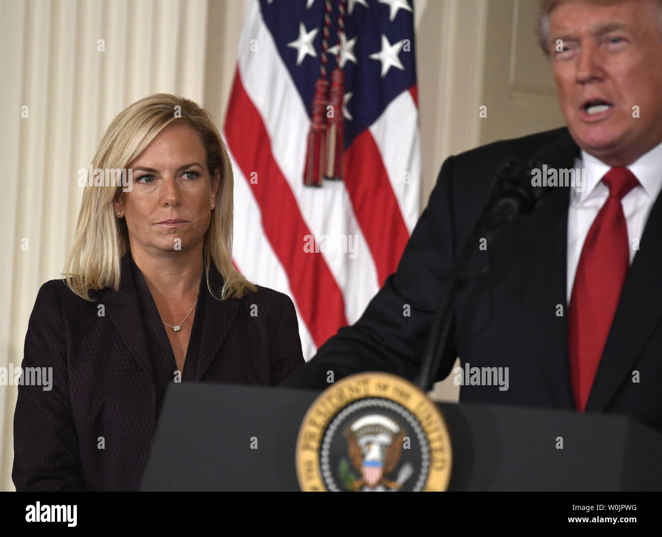 Kirstjen Nielsen (L), a annoncé que le candidat au poste de secrétaire du département de la sécurité intérieure, à l'écoute des remarques du président Donald Trump, dans l'East Room de la Maison Blanche, le 12 octobre 2017, à Washington, DC. Nielsen, un expert de la cybersécurité, avait servi comme vice-chef d'état-major de la Maison Blanche. Photo de Mike Theiler/UPI Banque D'Images