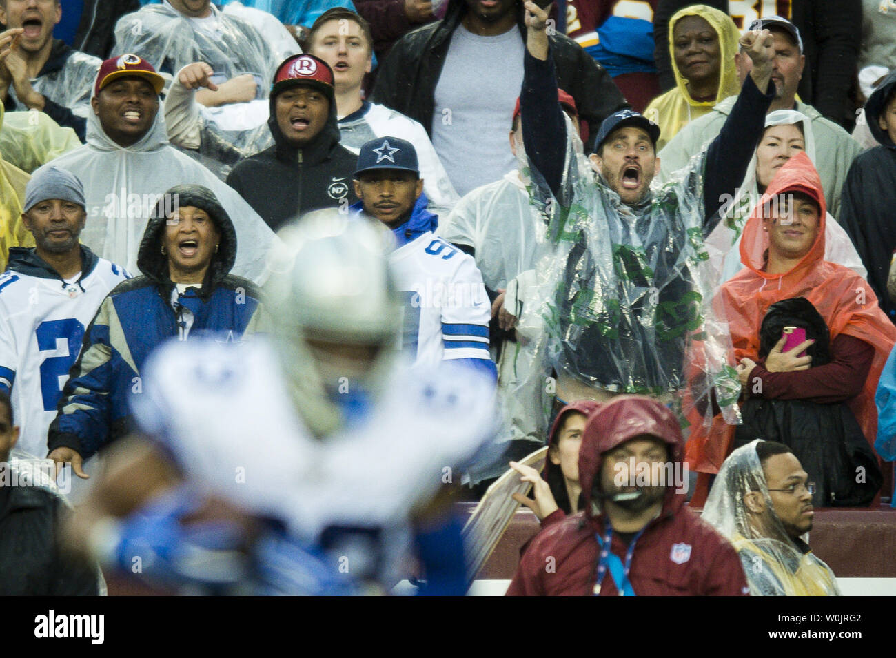 Un ventilateur de Dallas réagit à une réception par le receveur Dallas Terrance Williams pendant le premier trimestre contre le Redskings FedEx Field à Washington le 29 octobre 2017 à Landover, Maryland Dallas était en tête à la mi-temps 14-13. Photo par Pete Marovich/UPI Banque D'Images