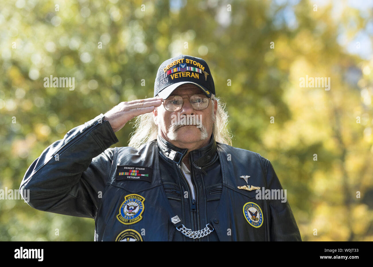 Spencher Scheer, un vétéran de la marine de l'opération Tempête du désert, rend hommage au cours d'une cérémonie de la Journée des anciens combattants au United States Naval Memorial le 10 novembre 2017 à Washington, D.C. Photo par Kevin Dietsch/UPI Banque D'Images