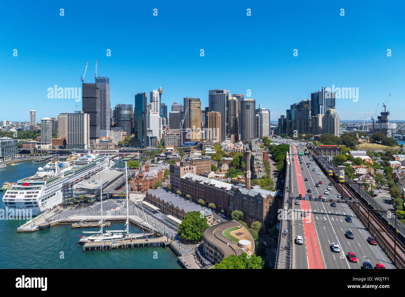 Bateau de croisière amarré au quai circulaire avec l'horizon de Sydney Central Business District derrière, pris du Harbour Bridge, Sydney, Australie Banque D'Images