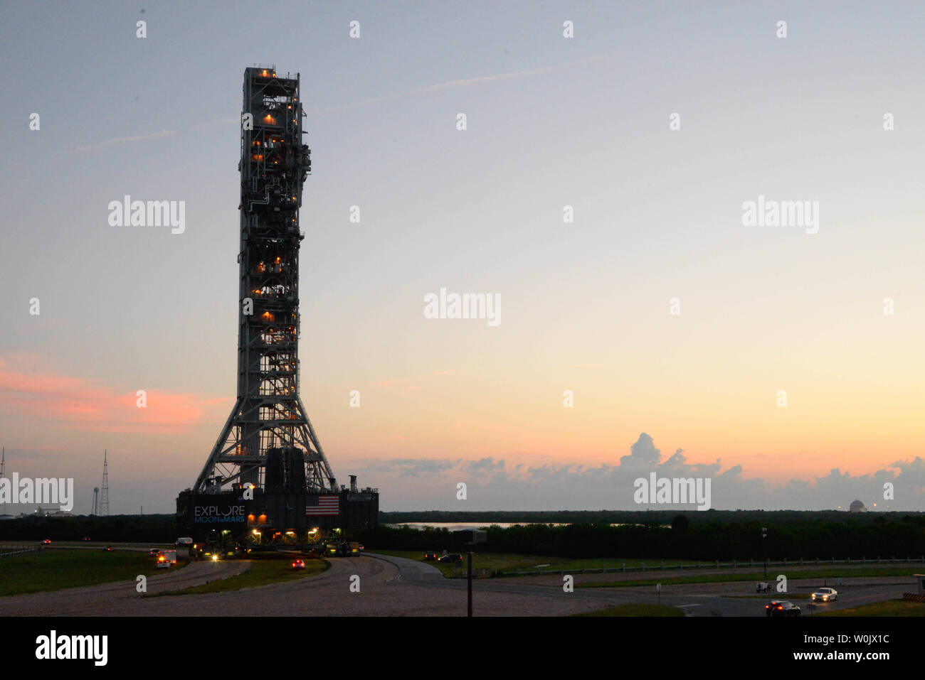 Centre spatial Kennedy en Floride, aux États-Unis. Le 27 juin 2019. La NASA se déplace le mobile de l'agence de lancement qu'il effectue son dernier rouleau pour lancement 39B. Au cours des trois derniers mois, le lanceur mobile fera l'objet d'essais finaux à l'pad pour certifier les systèmes de lancement. La prochaine fois que le lanceur mobile fait son trek à l'aire de lancement 39B, elle transportera l'espace de la NASA Système de lancement de roquettes et de vaisseau spatial Orion pour le lancement d'Artemis 1. Crédit photo Julian Poireau / Alamy Live News Banque D'Images