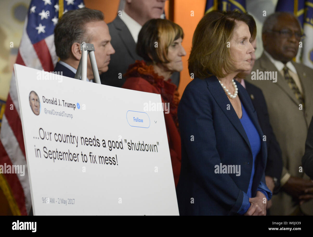 Nancy Pelosi, leader démocrate de Californie (R) est à l'écoute de commentaires avec les membres démocratique alors qu'elle se tient à côté d'un graphique avec une citation du Président concernant l'atout d'un gouvernement, l'arrêt le 19 janvier 2018, à Washington, DC. Une fermeture à minuit, en tant que démocrates exigent la réforme de l'immigration dans le cadre d'une affaire de dépenses et les Républicains résister. Photo de Mike Theiler/UPI Banque D'Images