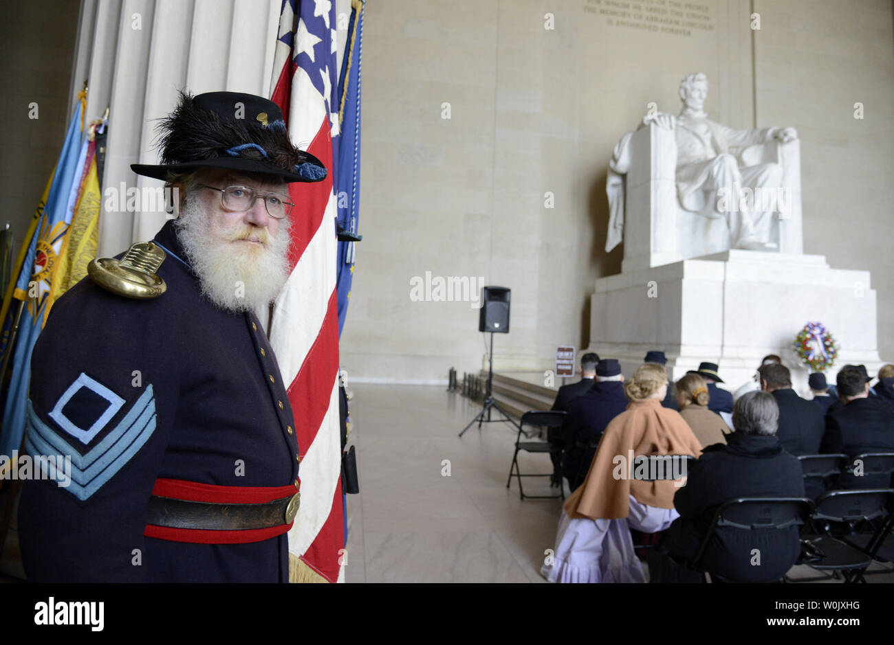 Un soldat en uniforme de la période nous attend les arrivants pour un National Park Service a organisé l'événement pour marquer le 209e anniversaire de l'anniversaire de Lincoln, le 12 février 2018, au Lincoln Memorial, à Washington, D.C., considéré comme l'un des plus grands présidents, Lincoln est connu pour la préservation de l'Union européenne après la guerre civile et de libérer les esclaves avec la proclamation d'émancipation. Photo de Mike Theiler/UPI Banque D'Images