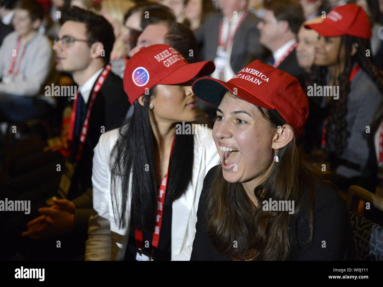 Vous applaudir et féliciter le Président Donald Trump lors de la Conférence d'action politique conservateur (CPAC), le 23 février 2018, à National Harbor, Maryland. Des milliers de militants conservateurs, républicains et Tea Party Patriots se sont réunis pour entendre les politiciens et les hôtes parlent à la radio et à la télévision, le hall et le réseau de la cause des conservateurs. Photo de Mike Theiler/UPI Banque D'Images