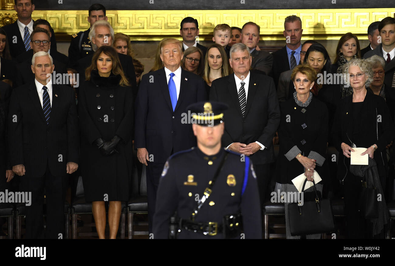 Le président Donald Trump (3e,L), Première Dame Melania Trump (2nd,L) et le Vice-président Mike Pence inscrivez-vous Rév. le fils de Billy Graham, Franklin, (3e,R) et sa famille alors qu'ils attendaient l'arrivée de Graham, le cercueil dans la rotonde du Capitole, le 28 février 2018, à Washington, DC. L'évangéliste baptiste, 99, a été un conseiller informel de présidents depuis le président Harry Truman et est le premier leader religieux à jeter en l'honneur de la capitale. Photo de Mike Theiler/UPI Banque D'Images