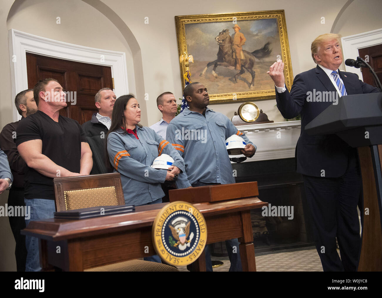 Le président Donald J. Trump parle aux côtés de l'acier et l'aluminium travaille avant de signer une proclamation l'application de droits de douane pour les importations d'acier et d'aluminium, dans la Roosevelt Room à la Maison Blanche, à Washington, D.C. le 8 mars 2018. Trump est président appelant à un 25 pour cent des tarifs sur l'acier et 10  % sur l'aluminium, peuvent être ajoutés pour les alliés comme le Canada et le Mexique. Photo par Kevin Dietsch/UPI Banque D'Images