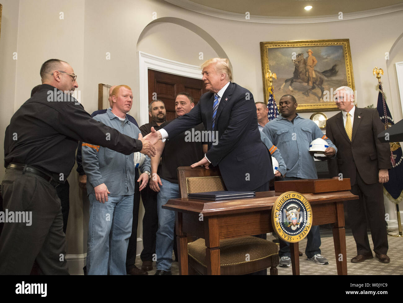 Le président Donald J. Trump accueille les œuvres d'acier et d'aluminium avant de signer une proclamation l'application de droits de douane pour les importations d'acier et d'aluminium, dans la Roosevelt Room à la Maison Blanche, à Washington, D.C. le 8 mars 2018. Trump est président appelant à un 25 pour cent des tarifs sur l'acier et 10  % sur l'aluminium, peuvent être ajoutés pour les alliés comme le Canada et le Mexique. Photo par Kevin Dietsch/UPI Banque D'Images