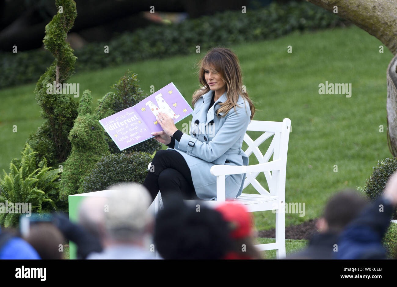 Première Dame Melania Trump lit un livre pour enfants au cours de la 2018 Aux Œufs de Pâques à la Maison Blanche à Washington, DC, le 2 avril 2018. Photo par Leigh Vogel/UPI Banque D'Images