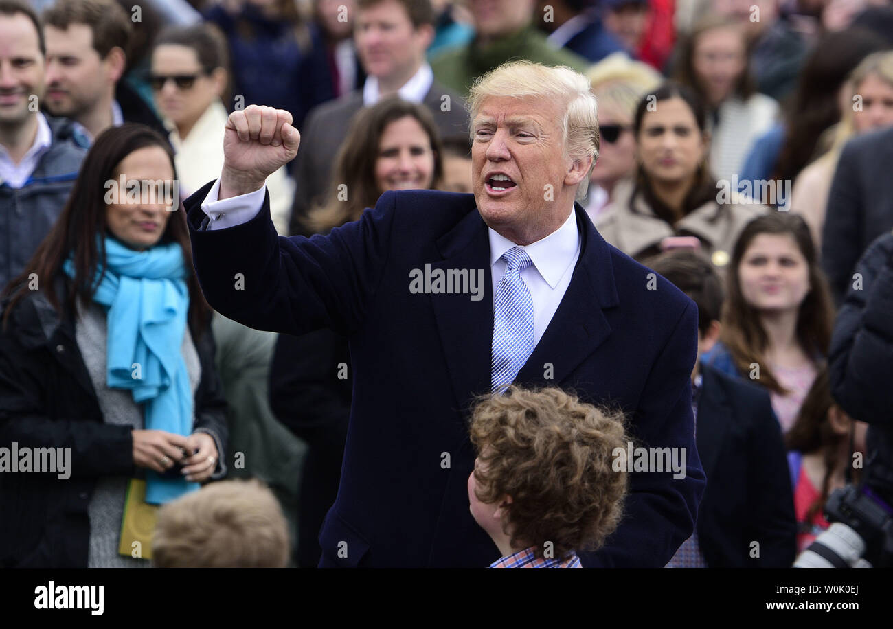 Le président Donald Trump motions à l'égard des membres des médias au cours des 2018 Aux Œufs de Pâques à la Maison Blanche à Washington, DC, le 2 avril 2018. Photo par Leigh Vogel/UPI Banque D'Images