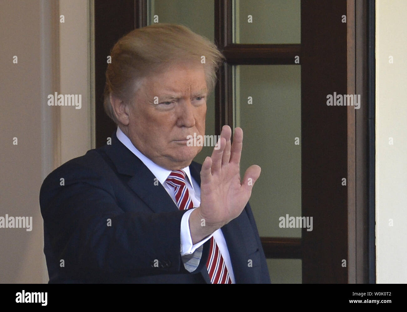 Le président Donald Trump dit au revoir à l'Émir du Qatar Sheikh Tamin Bin Hamad Al-Thani, à l'aile ouest de la Maison Blanche, le 10 avril 2018, à Washington, DC. En dépit de rivalité avec l'Arabie Saoudite et les Emirats Arabes Unis, les États-Unis comptent sur le Qatar pour l'appui à la lutte contre l'Etat islamique. Photo de Mike Theiler/UPI Banque D'Images