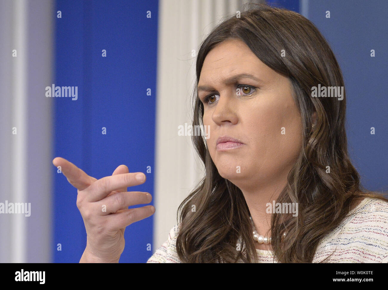 Secrétaire de presse de la Maison Blanche Sarah Huckabee Sanders demande à un journaliste au cours de la conférence de presse quotidienne à la Maison Blanche, le 11 avril 2018, à Washington, DC. Sanders a répondu aux questions sur le président Paul Ryan a annoncé qu'il n'aurait pas fonctionner pour une autre maison, à long terme d'une éventuelle frappe militaire contre la Syrie et l'avocat Robert Mueller's enquête. Photo de Mike Theiler/UPI Banque D'Images