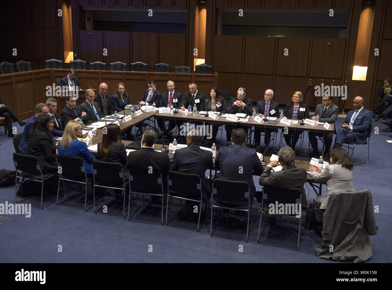 La sénateur Marco Rubio (R-FL) et Bill Nelson (D-Fla.) organiser un forum avec d'autres législateurs, victimes de la violence armée et les défenseurs de l'intervention et de prévention de la violence par arme à feu à l'école, sur la colline du Capitole à Washington, D.C. le 18 avril 2018. Le groupe s'est réuni pour discuter des façons de rassembler les gens et de comprendre les meilleures pratiques en matière de sécurité à l'école et les nouvelles idées qui peuvent être mise en œuvre dans la lutte contre la violence par arme à feu. Photo par Kevin Dietsch/UPI Banque D'Images