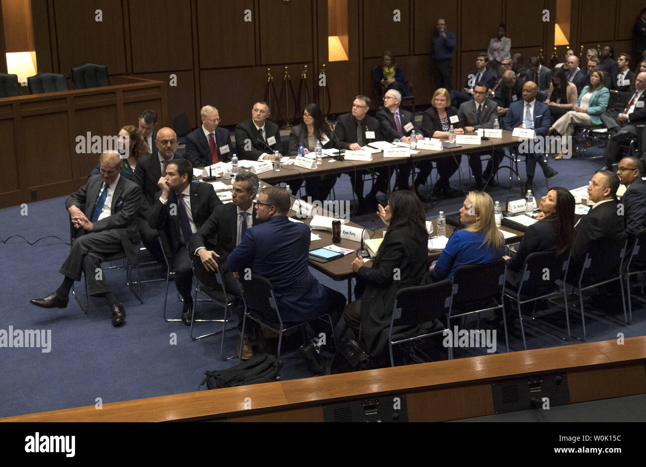 La sénateur Marco Rubio (R-FL) et Bill Nelson (D-Fla.) organiser un forum avec d'autres législateurs, victimes de la violence armée et les défenseurs de l'intervention et de prévention de la violence par arme à feu à l'école, sur la colline du Capitole à Washington, D.C. le 18 avril 2018. Le groupe s'est réuni pour discuter des façons de rassembler les gens et de comprendre les meilleures pratiques en matière de sécurité à l'école et les nouvelles idées qui peuvent être mise en œuvre dans la lutte contre la violence par arme à feu. Photo par Kevin Dietsch/UPI Banque D'Images