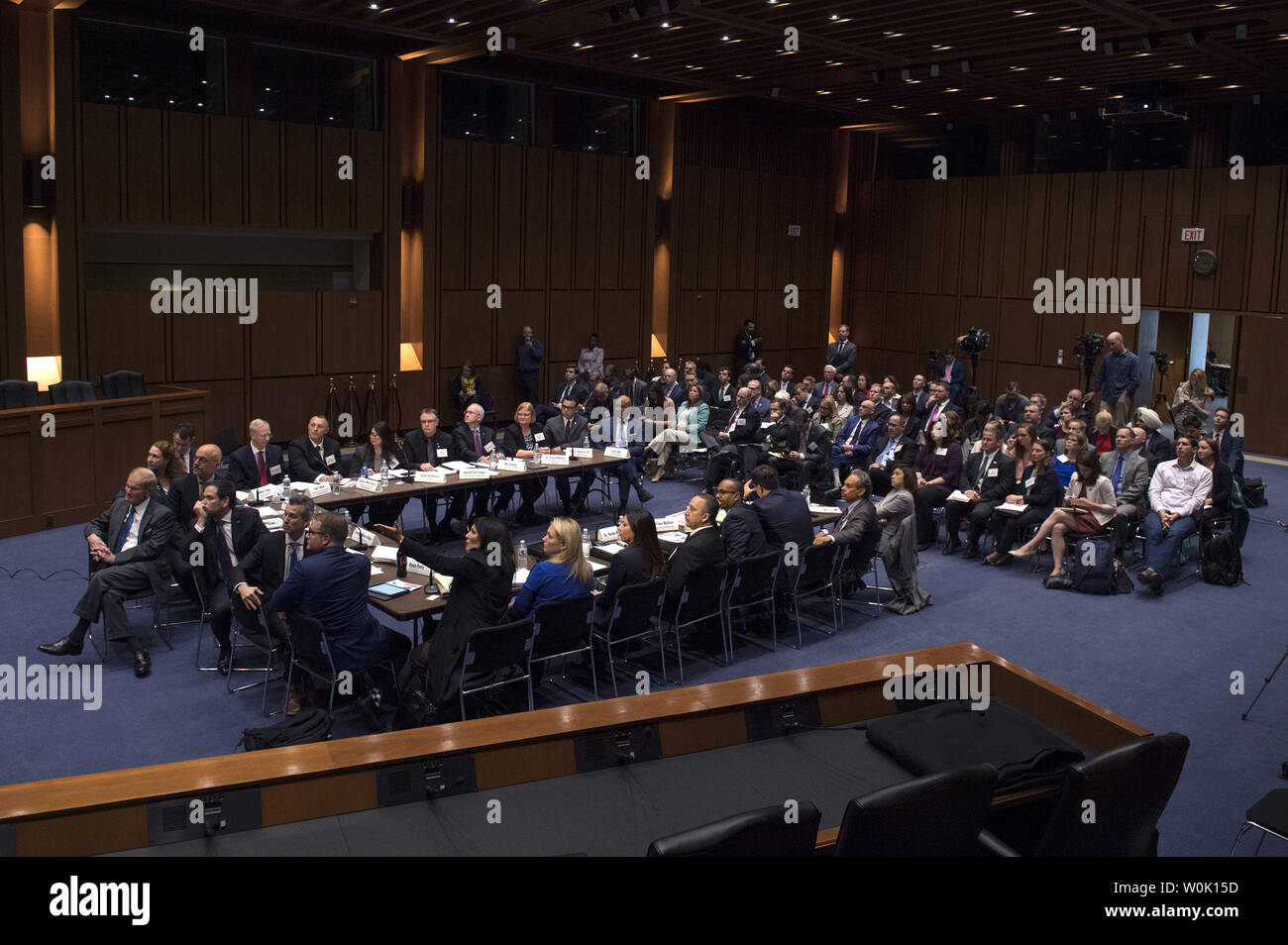 La sénateur Marco Rubio (R-FL) et Bill Nelson (D-Fla.) organiser un forum avec d'autres législateurs, victimes de la violence armée et les défenseurs de l'intervention et de prévention de la violence par arme à feu à l'école, sur la colline du Capitole à Washington, D.C. le 18 avril 2018. Le groupe s'est réuni pour discuter des façons de rassembler les gens et de comprendre les meilleures pratiques en matière de sécurité à l'école et les nouvelles idées qui peuvent être mise en œuvre dans la lutte contre la violence par arme à feu. Photo par Kevin Dietsch/UPI Banque D'Images