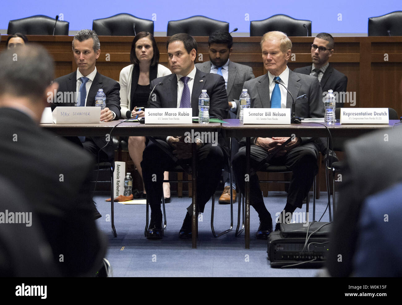 La sénateur Marco Rubio (R-FL) et Bill Nelson (D-Fla.) organiser un forum avec d'autres législateurs, victimes de la violence armée et les défenseurs de l'intervention et de prévention de la violence par arme à feu à l'école, sur la colline du Capitole à Washington, D.C. le 18 avril 2018. Le groupe s'est réuni pour discuter des façons de rassembler les gens et de comprendre les meilleures pratiques en matière de sécurité à l'école et les nouvelles idées qui peuvent être mise en œuvre dans la lutte contre la violence par arme à feu. Photo par Kevin Dietsch/UPI Banque D'Images