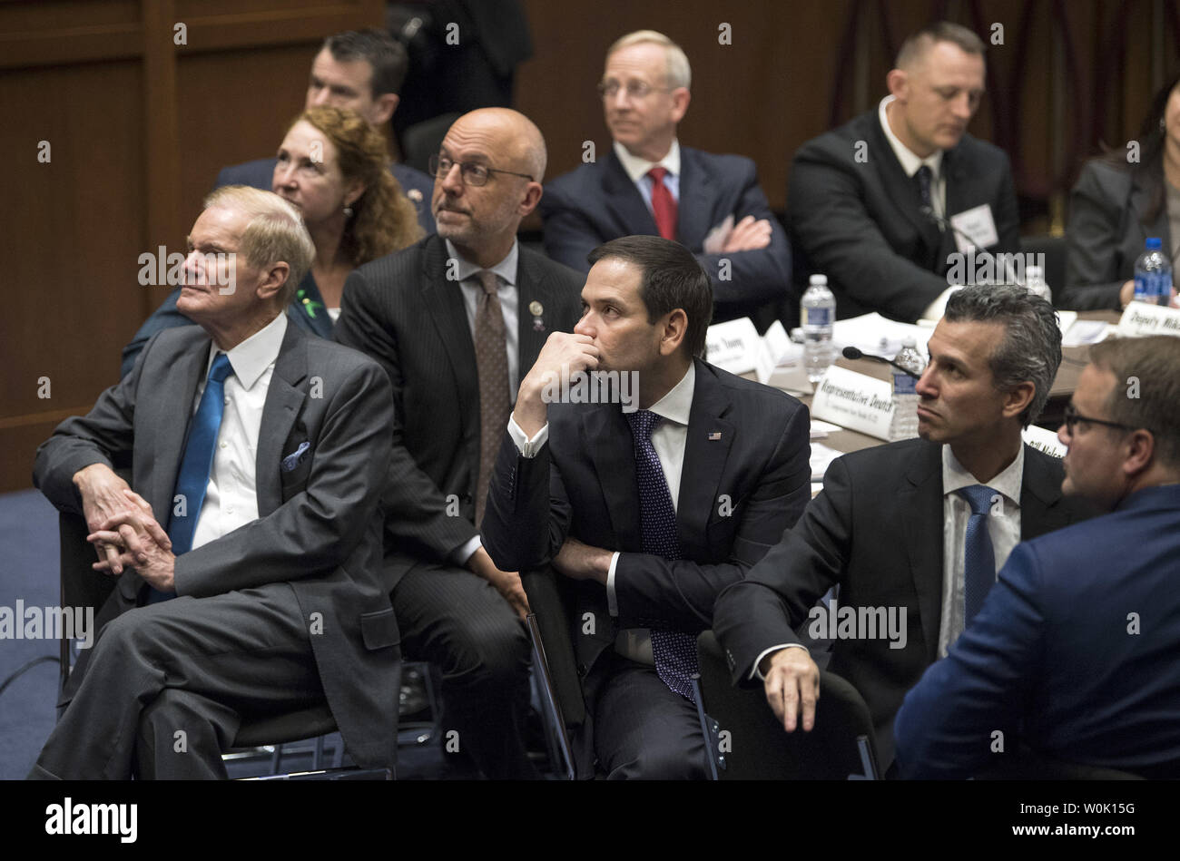 La sénateur Marco Rubio (R-FL) et Bill Nelson (D-Fla.) organiser un forum avec d'autres législateurs, victimes de la violence armée et les défenseurs de l'intervention et de prévention de la violence par arme à feu à l'école, sur la colline du Capitole à Washington, D.C. le 18 avril 2018. Le groupe s'est réuni pour discuter des façons de rassembler les gens et de comprendre les meilleures pratiques en matière de sécurité à l'école et les nouvelles idées qui peuvent être mise en œuvre dans la lutte contre la violence par arme à feu. Photo par Kevin Dietsch/UPI Banque D'Images