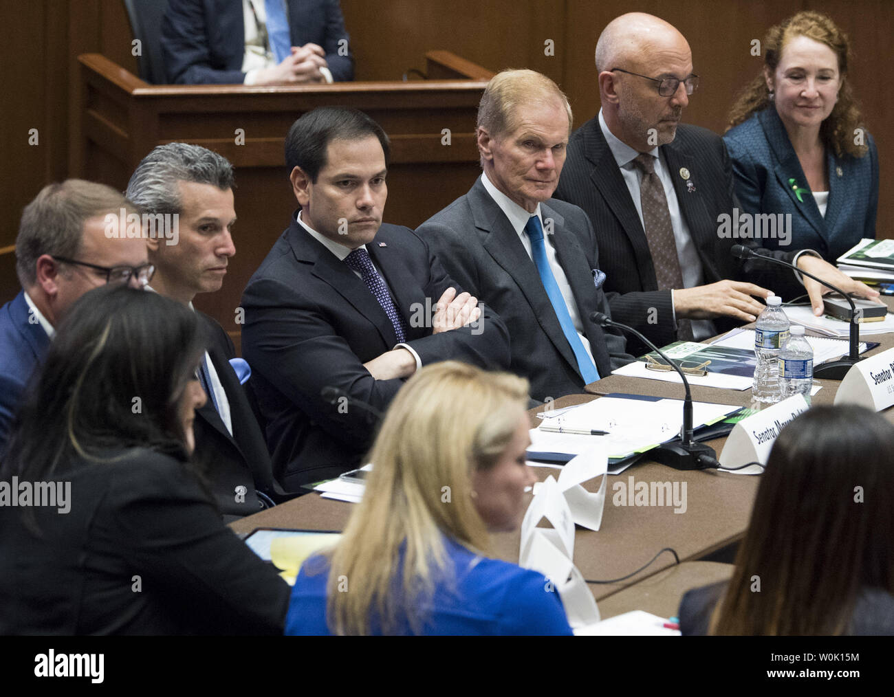 La sénateur Marco Rubio (R-FL) et Bill Nelson (D-Fla.) organiser un forum avec d'autres législateurs, victimes de la violence armée et les défenseurs de l'intervention et de prévention de la violence par arme à feu à l'école, sur la colline du Capitole à Washington, D.C. le 18 avril 2018. Le groupe s'est réuni pour discuter des façons de rassembler les gens et de comprendre les meilleures pratiques en matière de sécurité à l'école et les nouvelles idées qui peuvent être mise en œuvre dans la lutte contre la violence par arme à feu. Photo par Kevin Dietsch/UPI Banque D'Images