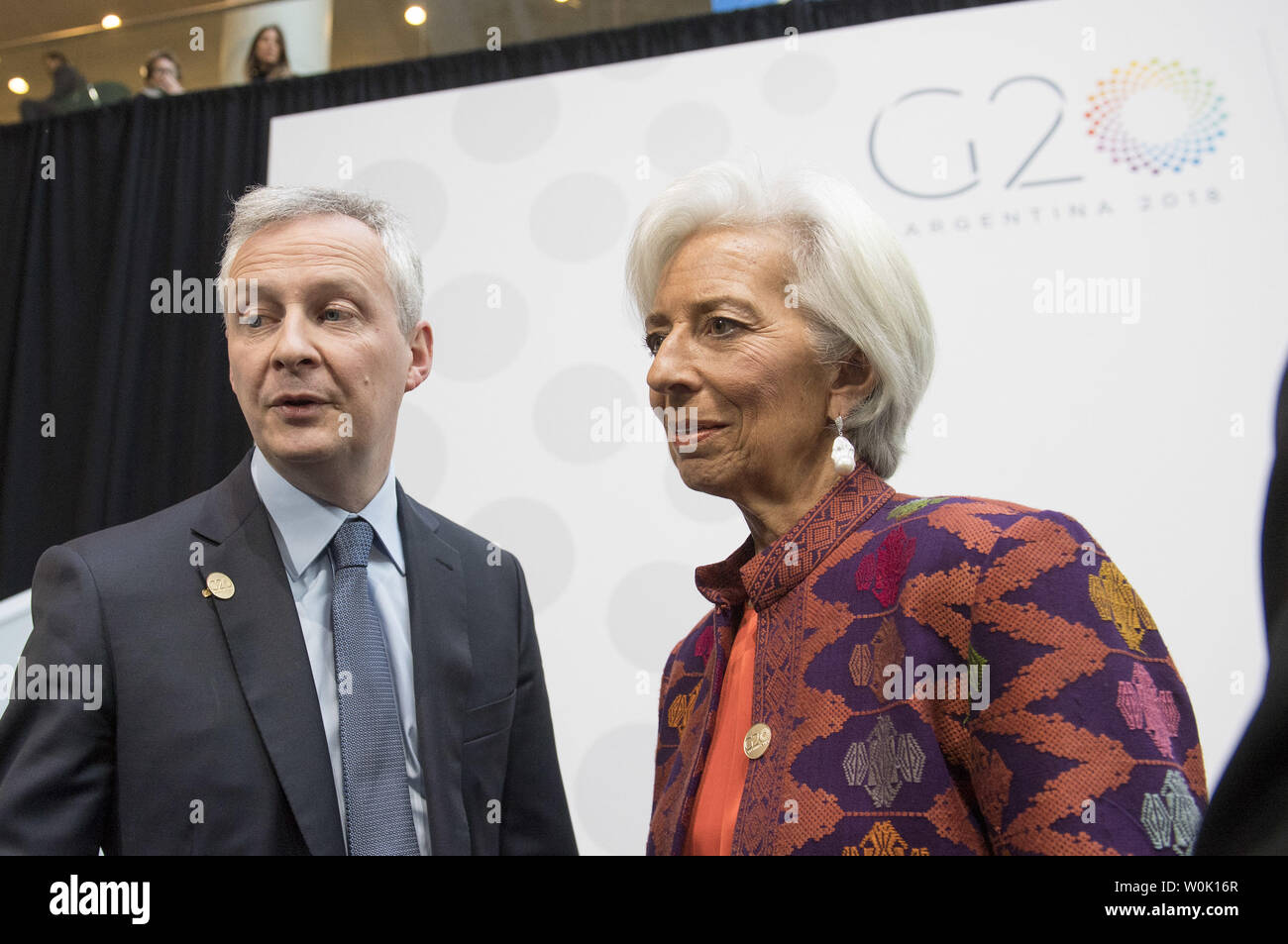 Christine Lagarde (R), directeur de gestion du Fonds Monétaire International à dents, parle à Bruno Le Maire, Ministre français des Finances, qu'il quitte le G-20 photo de groupe au Fonds monétaire international (FMI) et la Banque mondiale, les réunions de printemps à Washington, D.C. le 20 avril 2018. Photo par Kevin Dietsch/UPI Banque D'Images