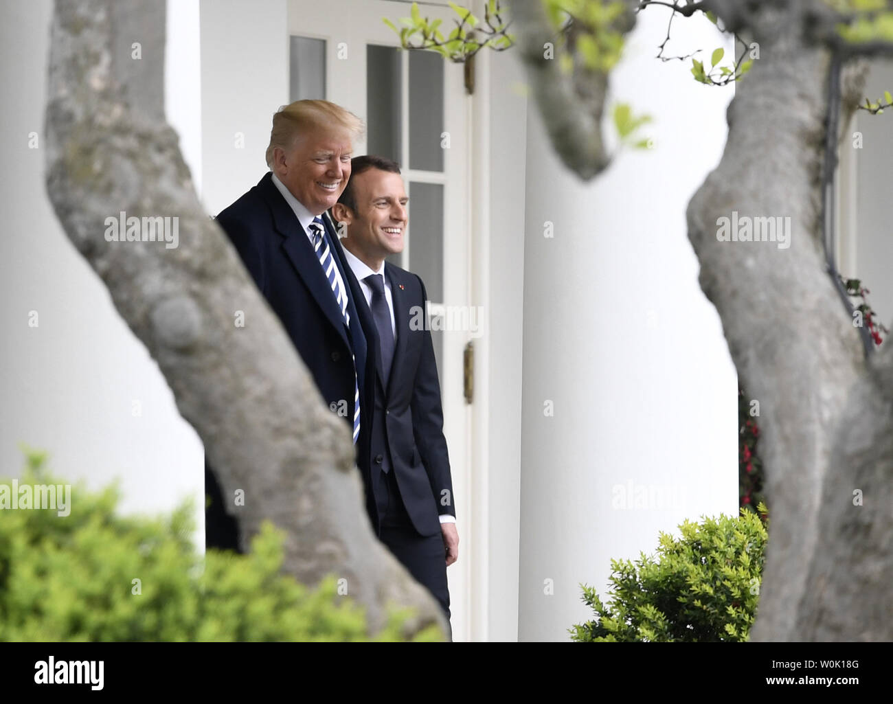 Le président Donald Trump (L), et le président français, Emmanuel Macron arrêter un instant pour les photographes avant d'entrer dans le bureau ovale pour des entretiens bilatéraux à la fin de visite d'État cérémonie de bienvenue à la Maison Blanche, avril 24,2018, à Washington, DC. Les dirigeants sont attendus pour discuter de commerce, l'Iran, le changement climatique, la Corée du Nord, la Russie entre autres. Photo de Mike Theiler/UPI Banque D'Images