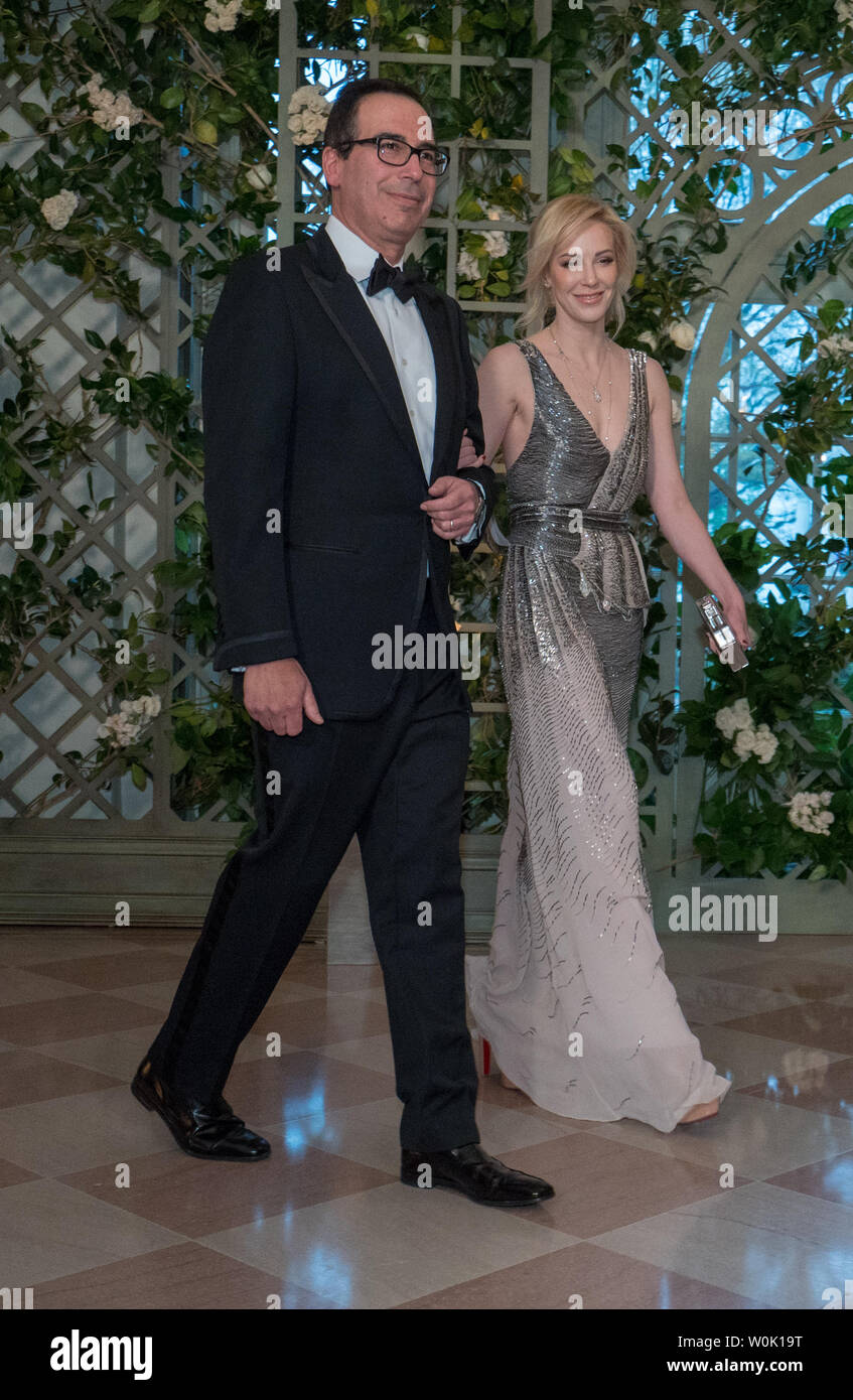 Steven T. Mnuchin, secrétaire du Trésor et Mme Louise Linton arrivent pour le dîner d'État en l'honneur du président français, Emmanuel Macron et sa femme Brigitte à la Maison Blanche, à Washington, D.C. le 24 avril 2018. Macron et Trump a rencontré plus tôt dans la journée et ont discuté de diverses questions bilatérales pendant l'emporte sur première visite officielle avec le président français. Photo de Ken Cedeno/UPI Banque D'Images