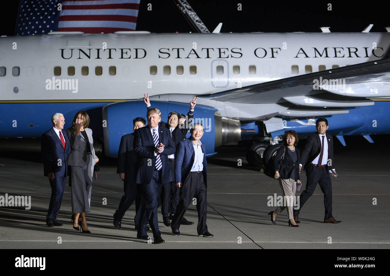 Le président Donald Trump accueille les trois citoyens américains Kim Kim, Hak-Song Dong-Chul, et Kim Sang-Duk, qui étaient détenus en Corée du Nord, à Joint Base Andrews dans le Maryland le 10 mai 2018. Photo par Leigh Vogel/UPI Banque D'Images