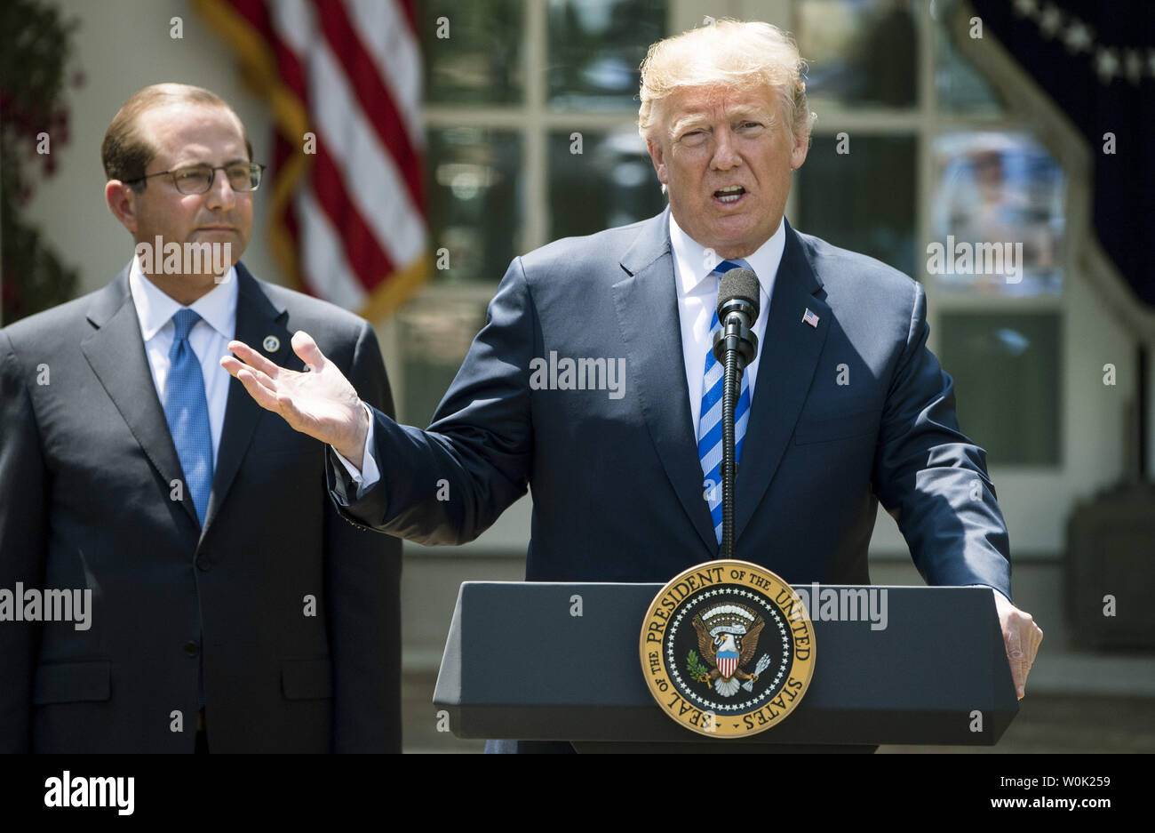 Le président Donald Trump, rejoint par la santé et des Services Alex Azar, Secrétaire expose son plan de l'administration pour abaisser le coût des médicaments sur ordonnance pour les Américains, le jardin de roses à la Maison Blanche, à Washington, D.C. le 11 mai 2018. Trump a déclaré que son plan permettrait d'accroître la concurrence et d'améliorer la négociation des prix des médicaments et des consommateurs, réduire les dépenses et de créer des incitations à la baisse des prix. Photo par Kevin Dietsch/UPI Banque D'Images