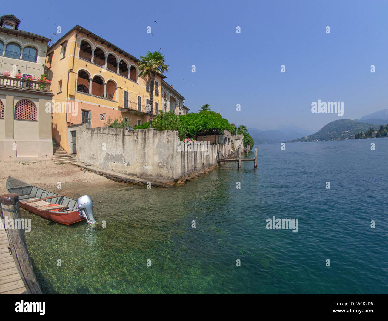 Lac Orta vu à partir d'un quai sur l'île de San Giulio. Italie Banque D'Images