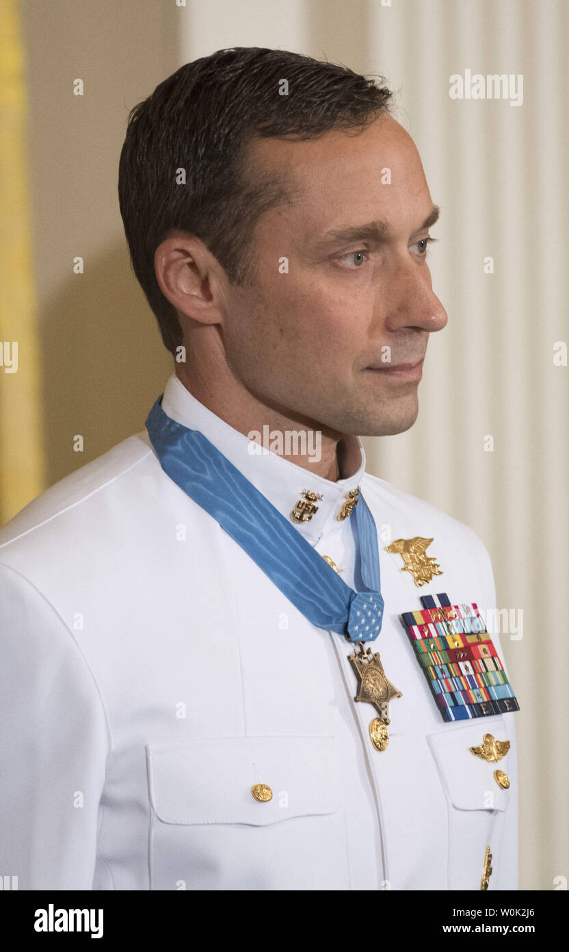 U.S. Navy SEAL retraite Master Chief Britt Slabinski est vu avec sa médaille d'honneur, reçu pour une action héroïque au cours d'une bataille à Takur Ghar, en Afghanistan, au cours d'une cérémonie à la Maison Blanche le 24 mai 2018 à Washington, D.C. Photo par Kevin Dietch/UPI Banque D'Images