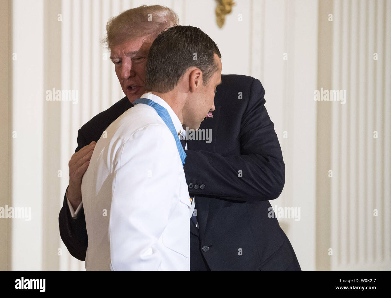 Le président Donald Trump remettant la médaille d'honneur de l'US Navy Seal retraite Master Chief Britt Slabinski pour une action héroïque au cours d'une bataille à Takur Ghar, en Afghanistan, au cours d'une cérémonie à la Maison Blanche le 24 mai 2018 à Washington, D.C. Photo par Kevin Dietch/UPI Banque D'Images