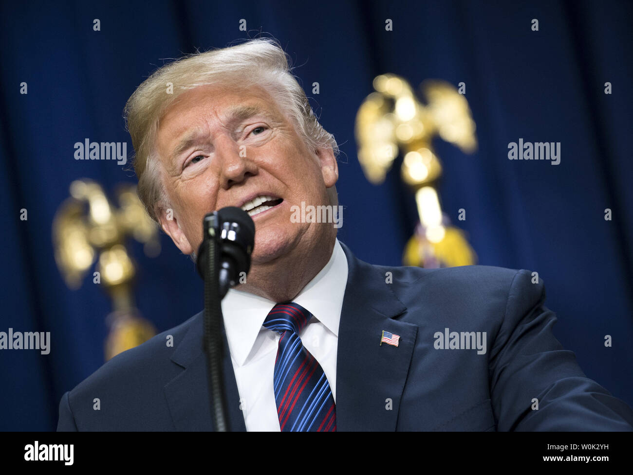 Le président Donald Trump parle avant de signer la Loi sur le droit d'essayer, au cours d'une cérémonie à l'Eisenhower Executive Office Building à Washington, D.C. le 30 mai 2018. Le projet de loi modifie la loi fédérale pour permettre à certains non approuvé, des médicaments expérimentaux à être administré aux patients en phase terminale qui ont épuisé toutes les options de traitement approuvé et sont incapables de participer à des essais cliniques de médicaments. Photo par Kevin Dietsch/UPI Banque D'Images