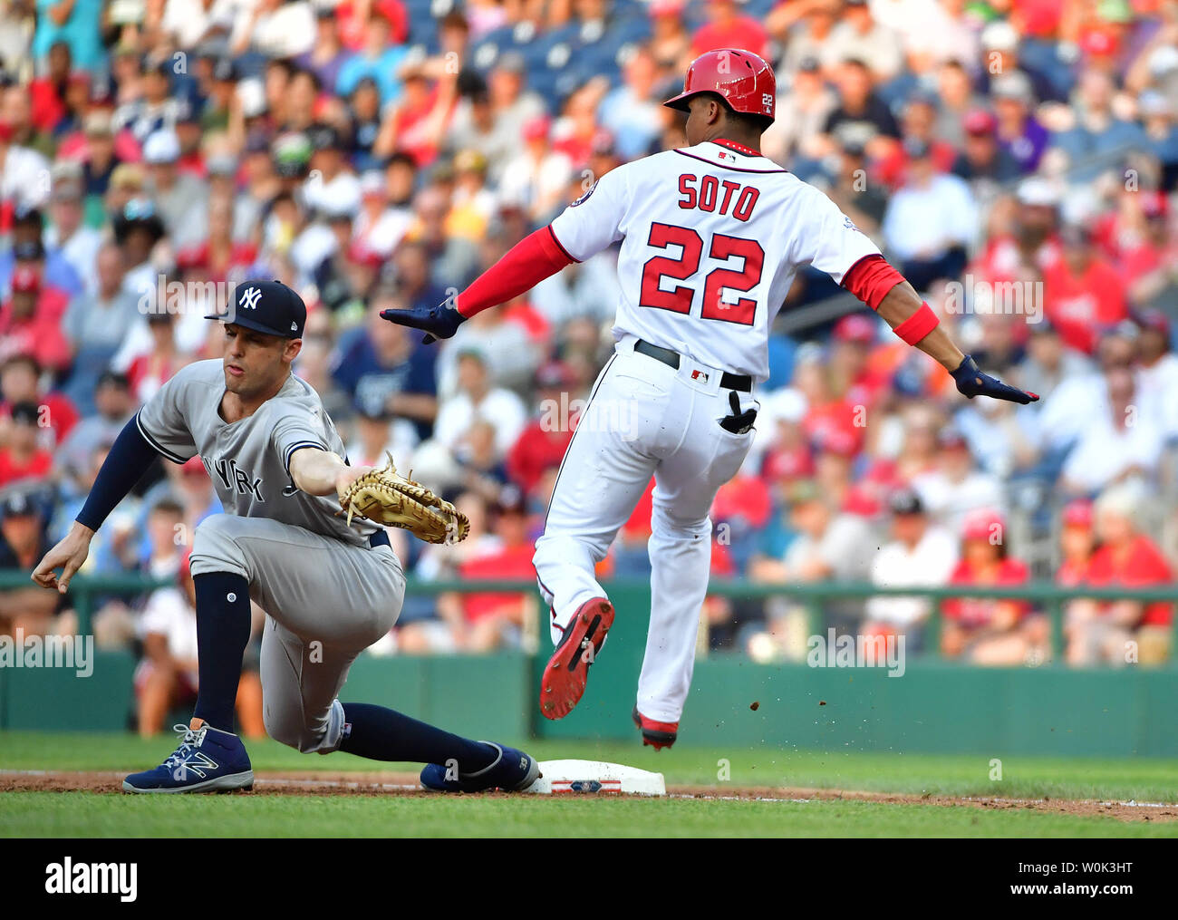 Nationals de Washington droit fielder Juan Soto (22) sécurité des signaux qu'il bat le joueur de premier but des Yankees de New York Tyler Austin (26) en premier dans la deuxième manche au Championnat National Park de Washington, D.C. le 18 juin 2018. Photo par Kevin Dietsch/UPI Banque D'Images